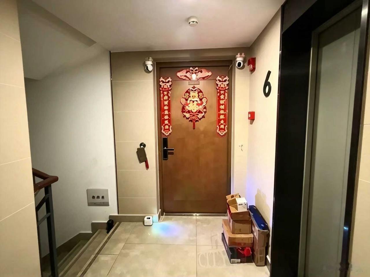 妈呀！浙江宁波一户人家门口，装4个监控，门上还挂把明晃晃的菜刀！
刀上就4个字：
