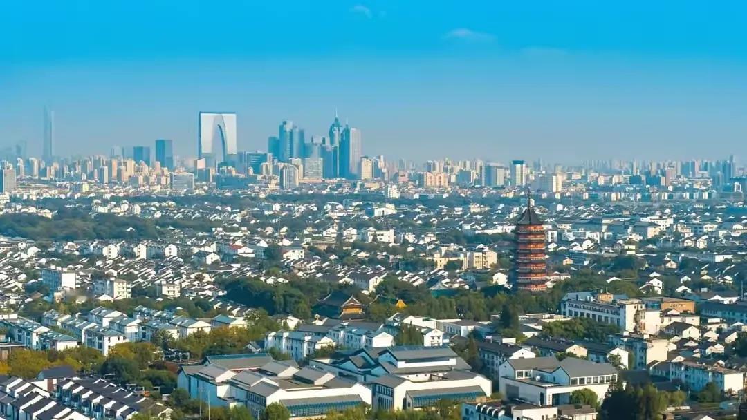 六月份去了江苏苏州，坦白说，着实惊到我了，到了苏州园区金鸡湖附近，一片片高楼大厦