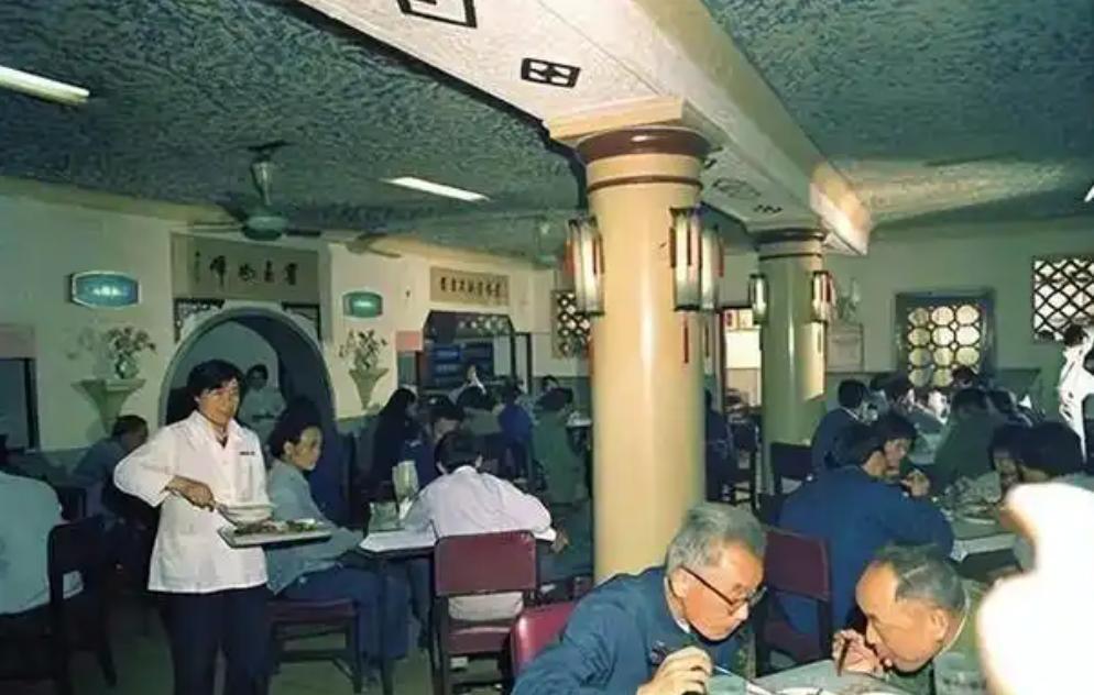 带你回到八十年代，十块钱下馆子在饭店都能吃什么？那些美味回忆你还记得吗！
198