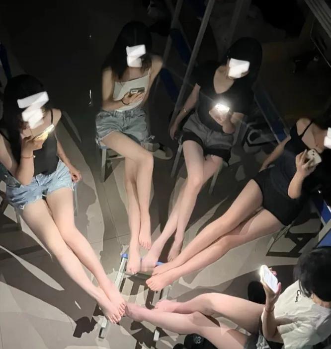 舞蹈系女生的宿舍，真让人向往！各个都是大长腿！仿佛进了盘丝洞！妖气太凶猛！宿舍最