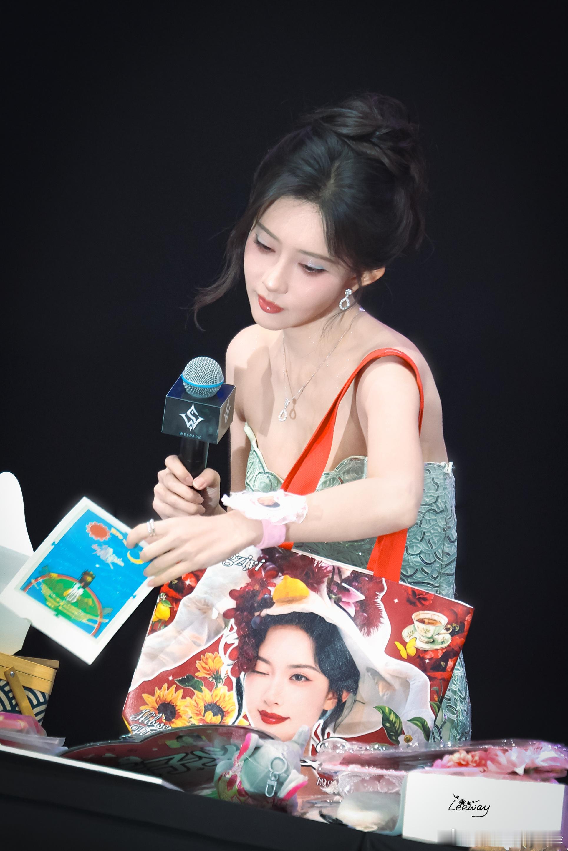 孟子义这个背看得我嘶哈嘶哈姐姐每一张生图都美得让人挪不开眼，气质真的太绝了！转发