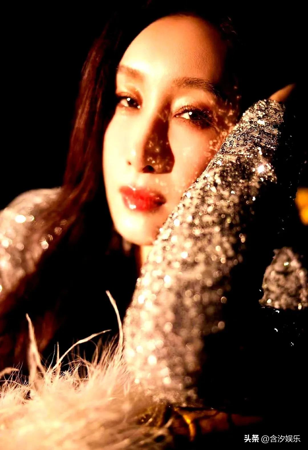 秦海璐当着所有人的面，手指头快戳到郭麒麟脸上了：你爸说德云社都叫我师娘，你今天认