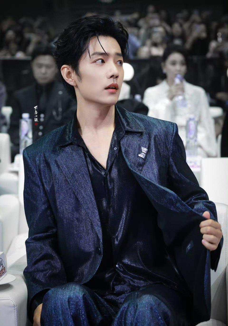 昨晚的现场，全场座无虚席。大家全是奔着肖战来的！

从傍晚6点半一直到深夜11点