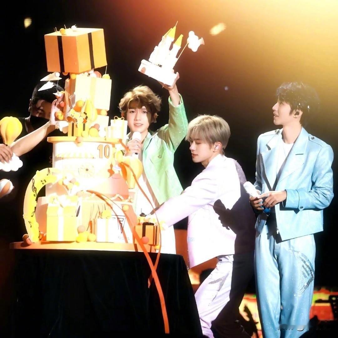 王源25岁生日双向奔赴！回复王俊凯千玺祝福，13年兄弟情戳哭全网
 
2025年