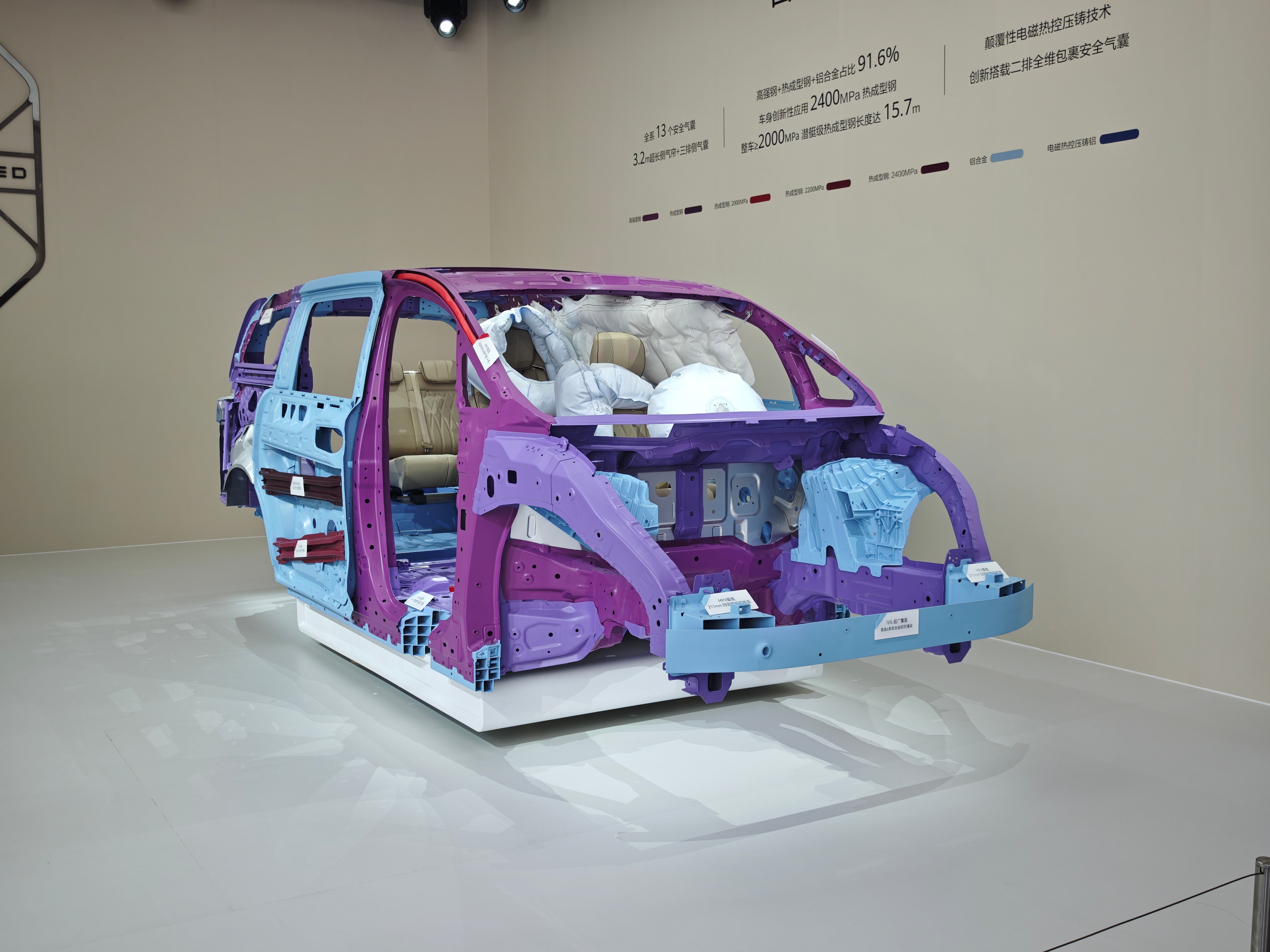 来看鸿蒙智行首辆MPV - 智界V9 上海·静安体育中心