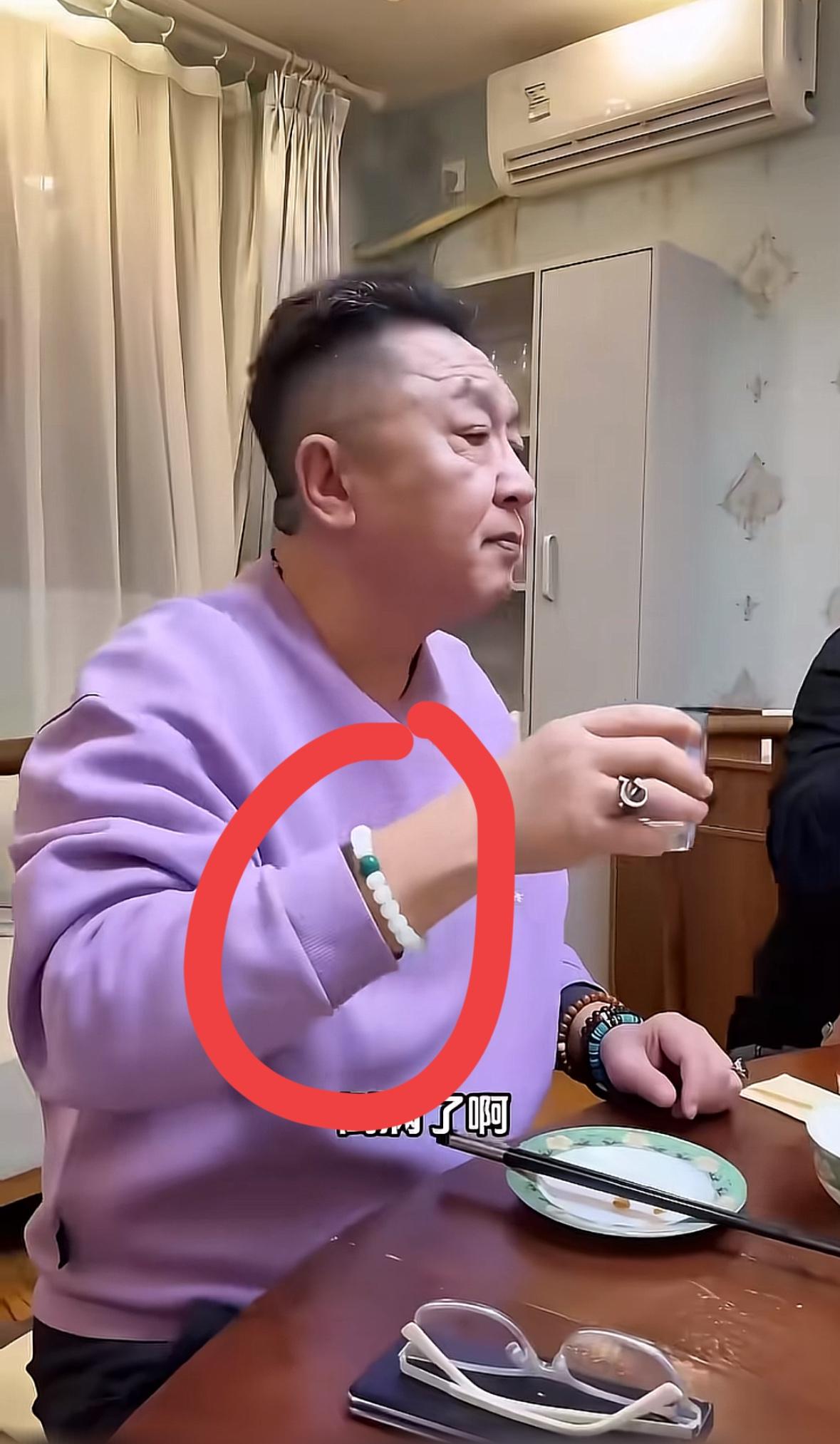 有谁知道于谦戴的手镯是什么材质的，多少钱能买到