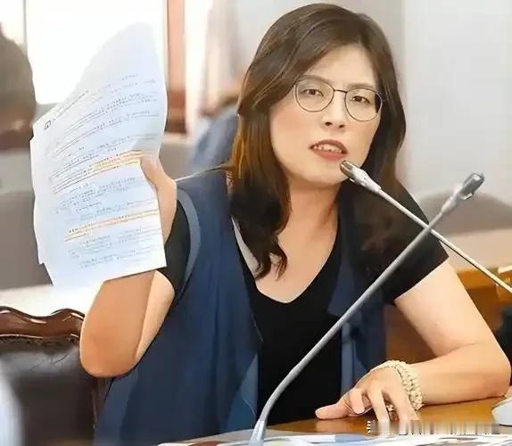 郑丽文怒喊“收拾民进党”！绿营滤镜碎一地，两岸统一新希望？
 
2025年8月2