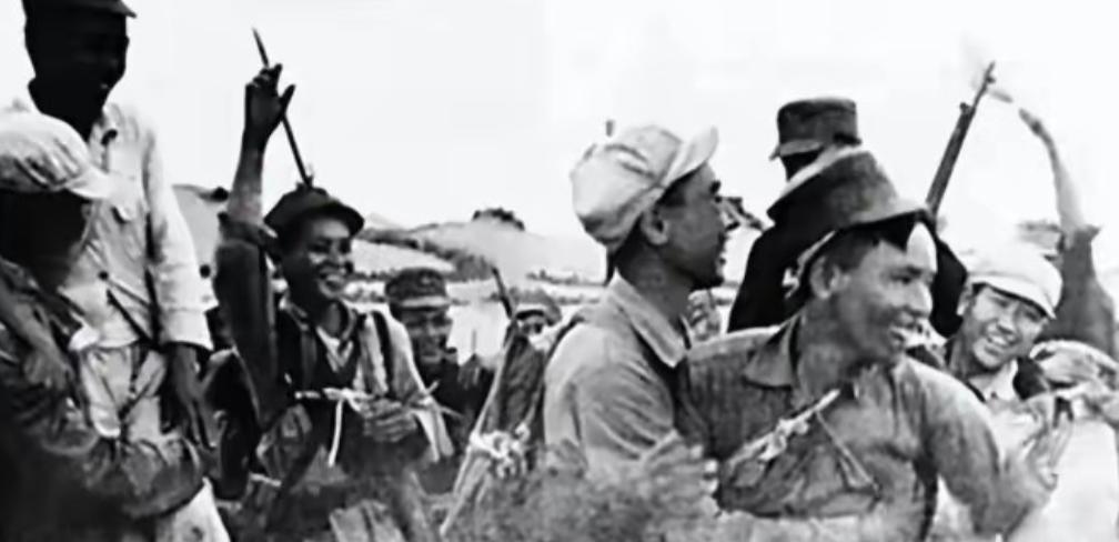 1950年4月，四野名将韩先楚率部强渡琼州海峡，登岛后见到两万多衣衫褴褛的琼崖纵