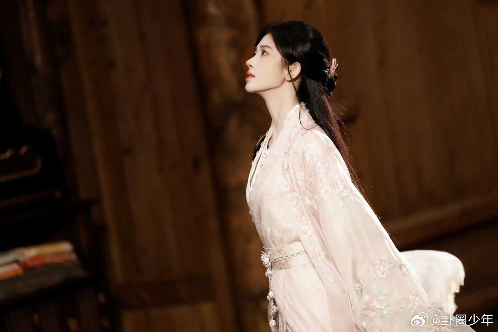 鞠婧祎粉衣如初桃 鞠婧祎粉衣如初桃，粉衣一穿，又仙又嫩，氛围感直接拉满，谁看了不
