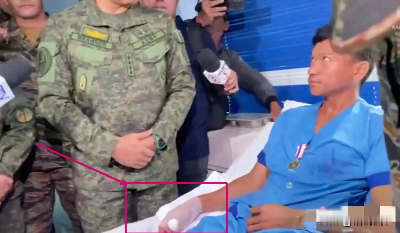 6月19日，菲律宾武装部队总司令罗密欧.布劳纳二世，前往当地海军医院探望在仁爱礁