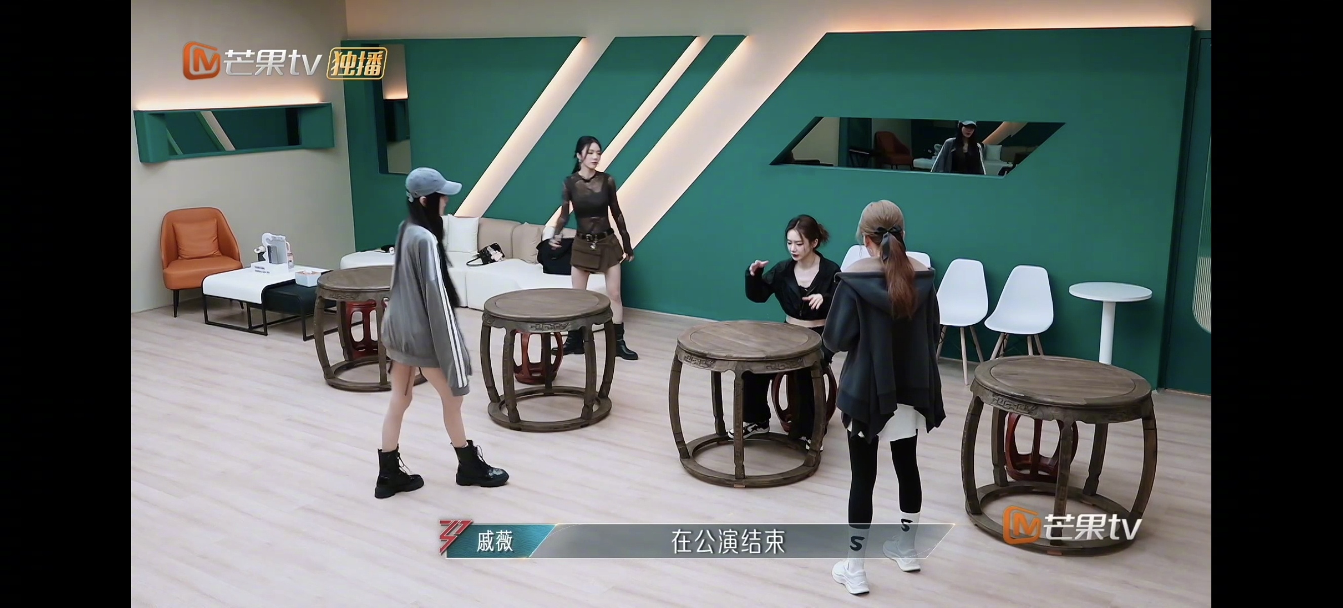 #戚薇半场开香槟理论##戚薇团腿比我命长#好想有戚薇这样的领导[允悲]，舞台前提