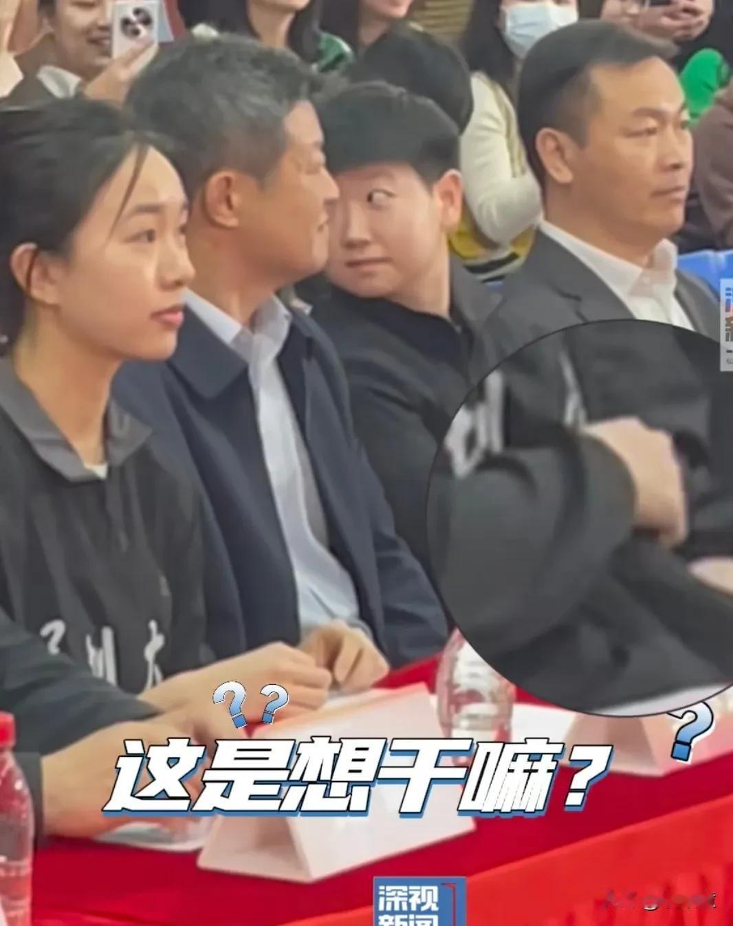 孙颖莎也没想到，自己在深大附中的小动作都被拍下来了！
孙颖莎坐在前排观看学生表演