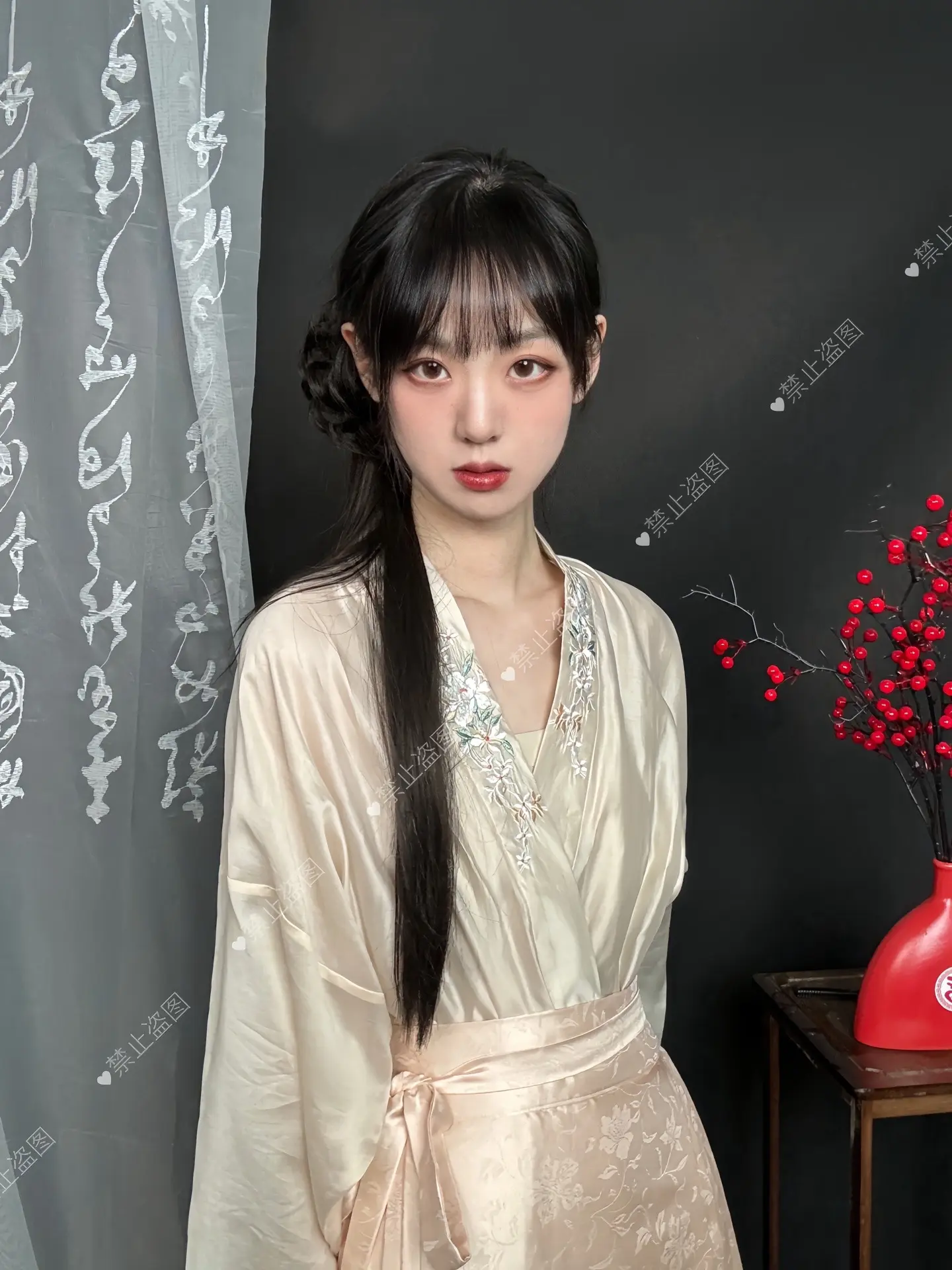汉服马面真的很美。水印...很影响观感，但是没办法