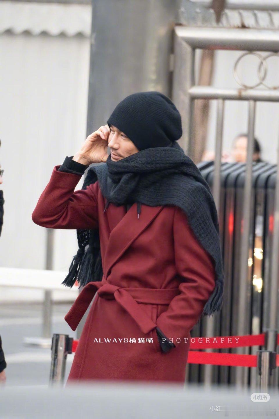 胡兵央视门口脸颊比心 央视门口甜度爆表！胡兵下班路上脸颊比心，温柔笑意直接暖透冬