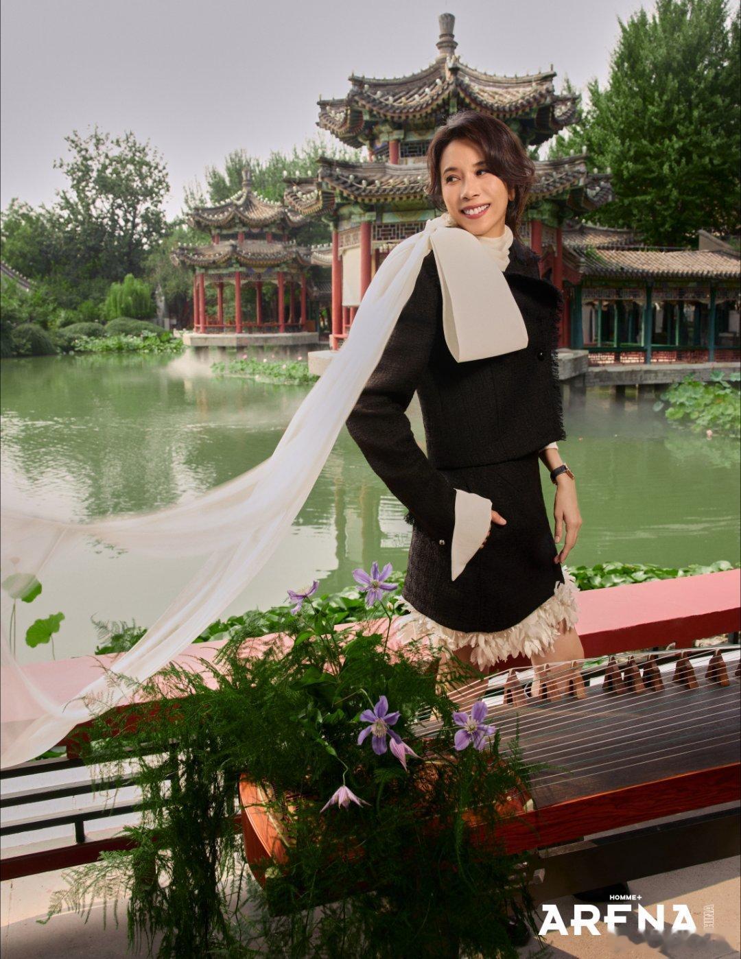 亭台水榭间，红裙如焰吻过青瓦。中西琴音揉碎一池秋光，是岁月酿的哲思摇滚啊。莫文蔚