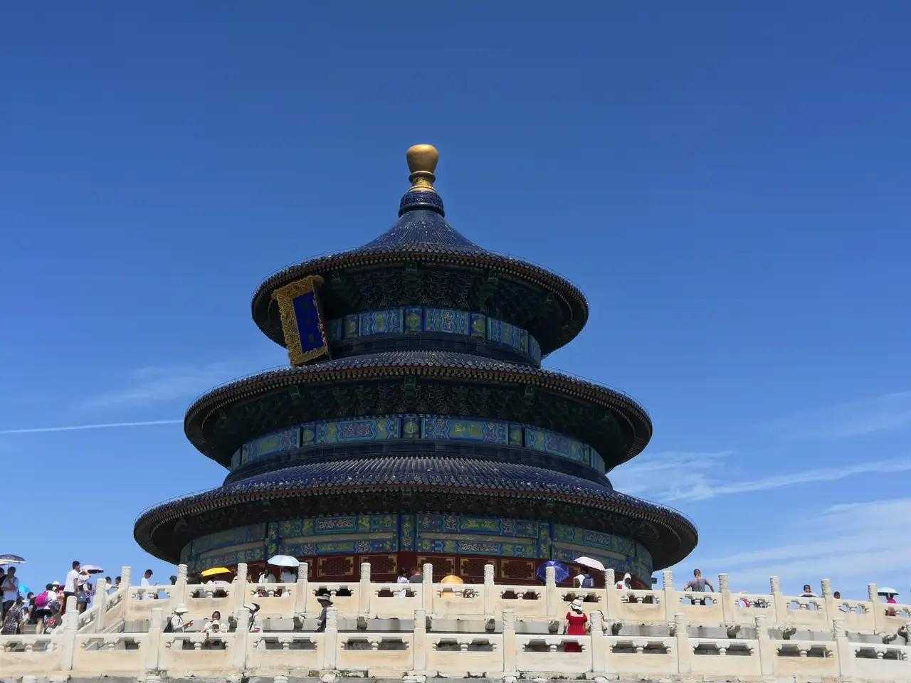 两年前的夏天，我去北京游玩的第1站也是天坛，当时天坛的游客人山人海，气势磅礴，给