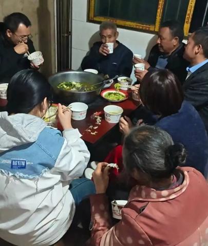 四川通江，一40岁男子干完活回家，发现聋哑妻子和4岁女儿不见了。万万没想到，男子