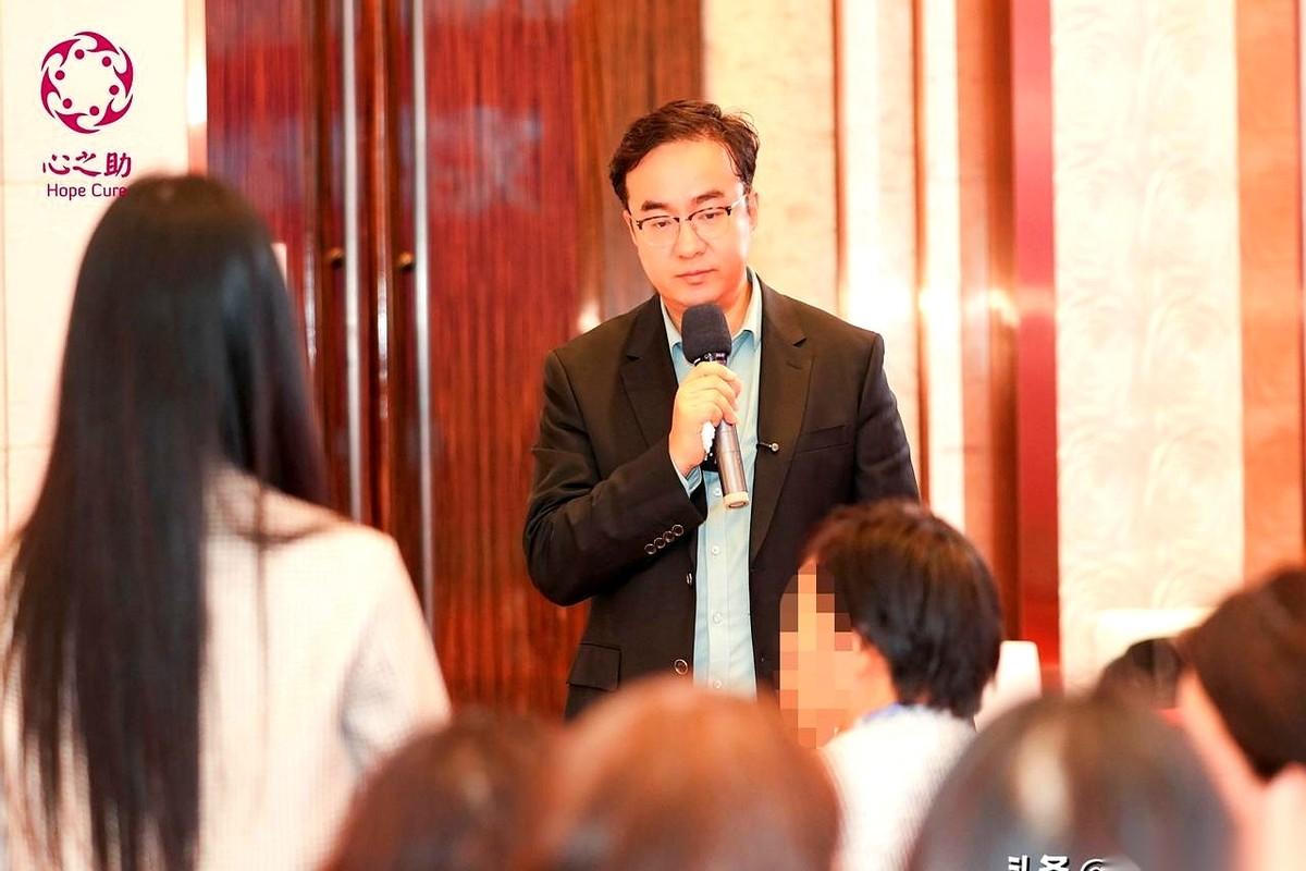 人回家了，发誓断了，戏也做足了。
可门一关，灯一灭，他刚伸出手，你胃里却一阵翻江