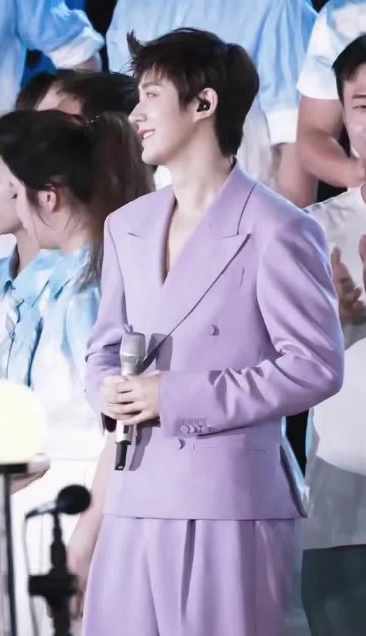邓为五四晚会紫色西装look邓为五四晚会状态 五四舞台上的邓为，紫色西装是铠甲，