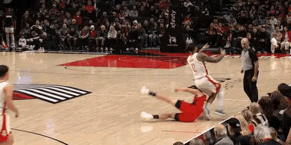 看着都疼！亚当斯这么大的体重压在杨瀚森头上真够他受的！杨瀚森被坐到头部