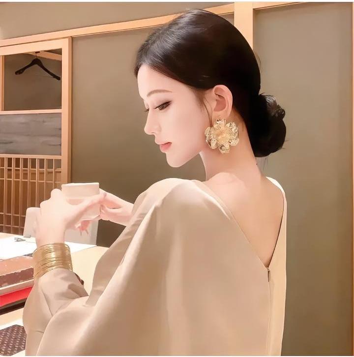 你不对储蓄上心，
现实终会让你妥协。
成年人的安全感，
一半藏在余额里，一半融在