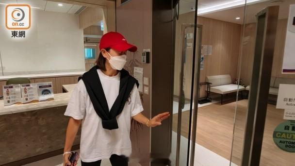 【On.cc】49歲鍾麗淇入ICU　梁靖琪帶外賣探望透露最新病況...現年49歲