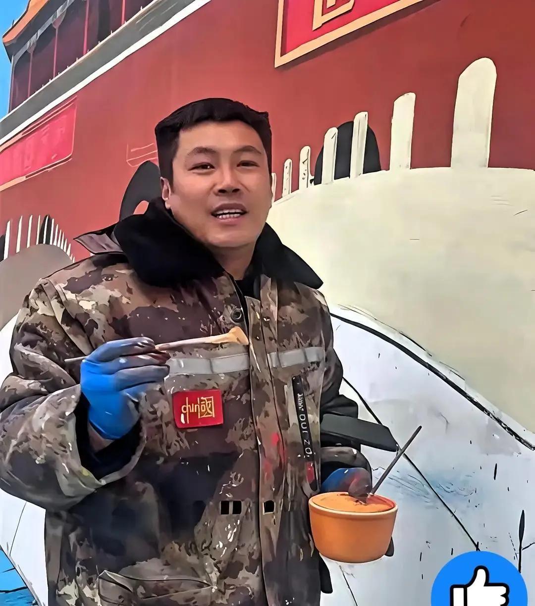 吴承言把自家地里攒下的几千块全换成颜料，踩着竹架把灰墙刷成金黄稻田。
游客挤满村