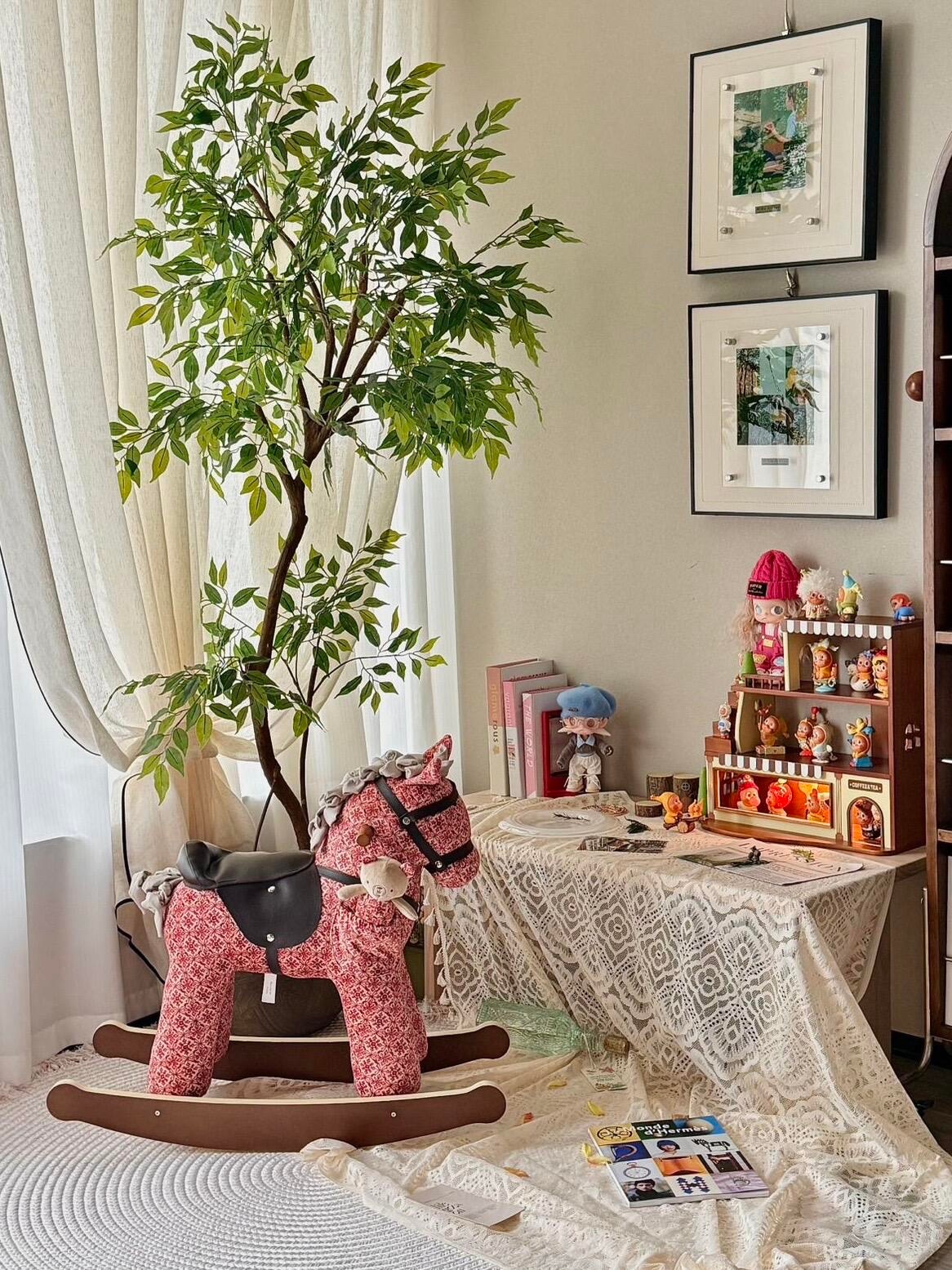 小娴姨姨送的木马，太好看了！悠米下个月要过生日了，师兄叔叔送个啥呢？ 