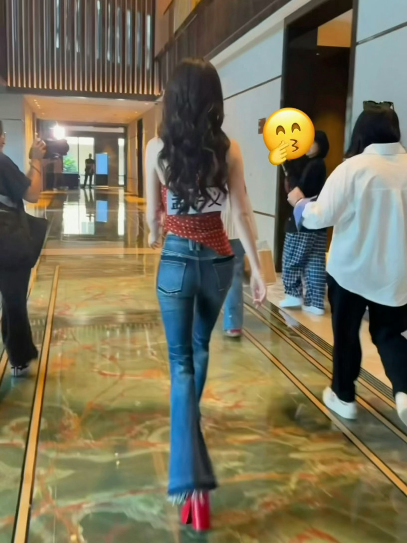 孟子义腰比名牌细 奔跑吧 造型太亮眼！红色波点挂脖搭配牛仔裤，复古妩媚超吸睛，腰