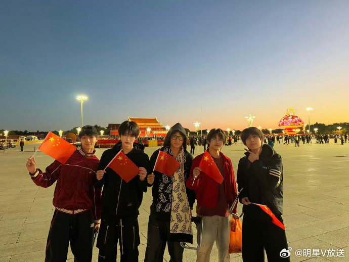 奔赴少年在天安门看升国旗 10月1日国庆凌晨，奔赴少年全员一起在天安门看升国旗，