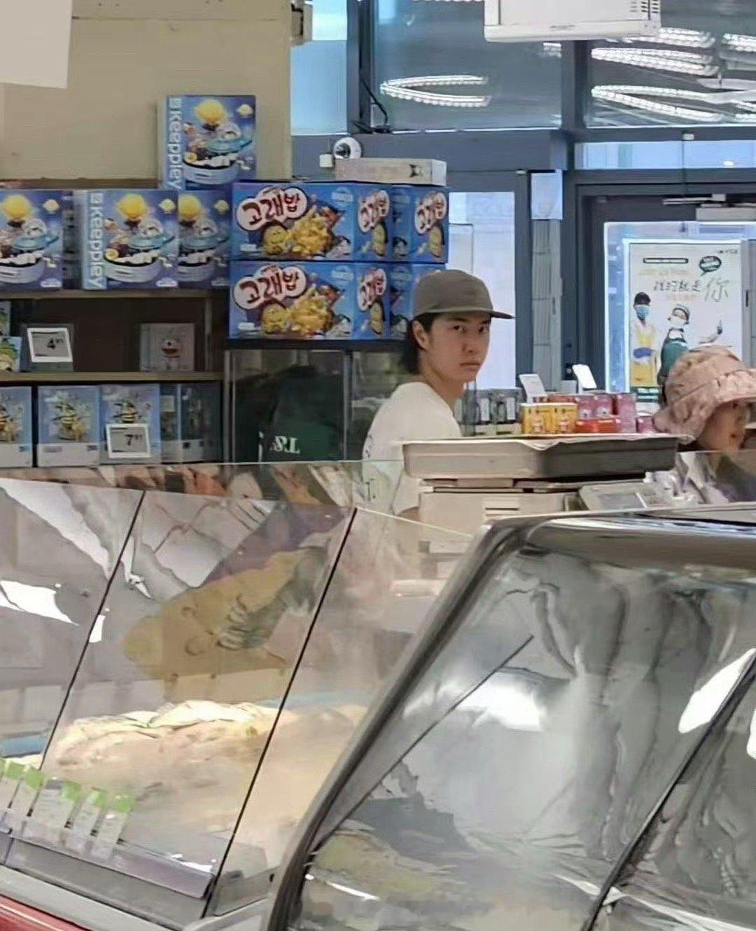 在温哥华偶遇王一博了王一博还回来内娱吗[泪奔]帅哥沉浸在拍戏以外的事上不可自拔了