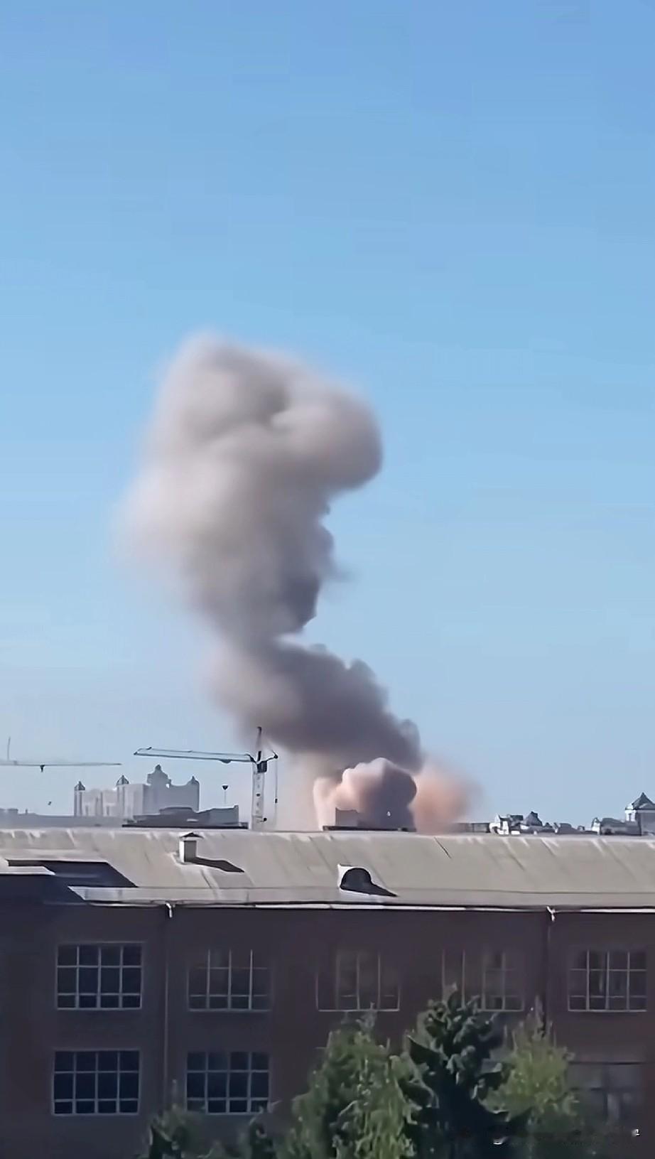 昨天，莫斯科遭遇最大规模的无人机袭击。
    从爆炸的位置上来看，都是人员密集