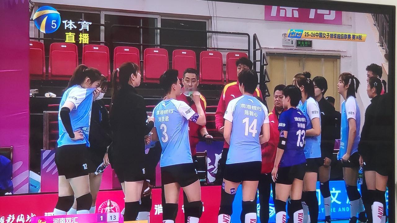 天津女排今天从河南返回天津！
天津渤海银行女排昨天晚上在客场河南漯河作战，击败河