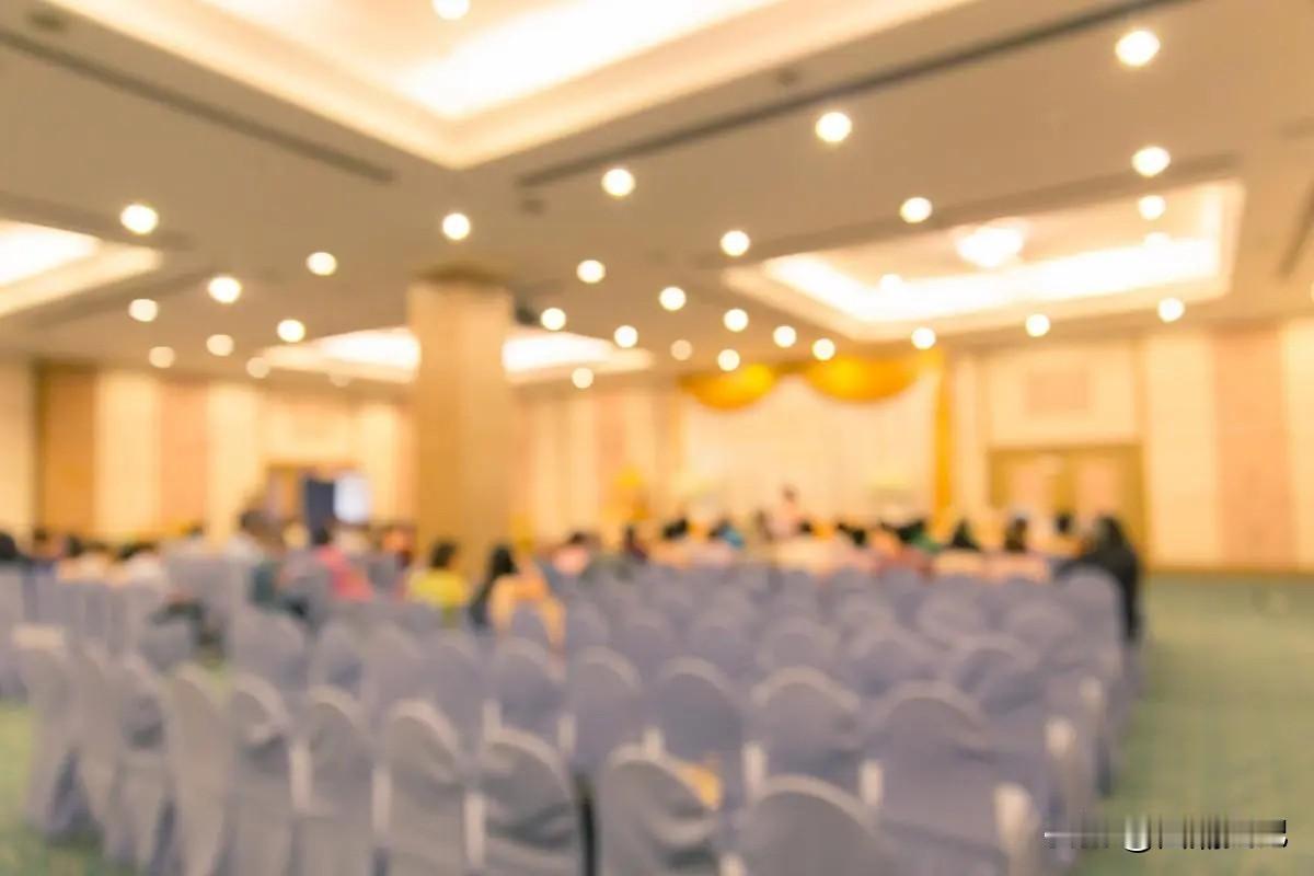 该不该罚？江苏南京，一酒店承办了48人的会议。会议结束后，保洁阿姨进来收拾卫生。