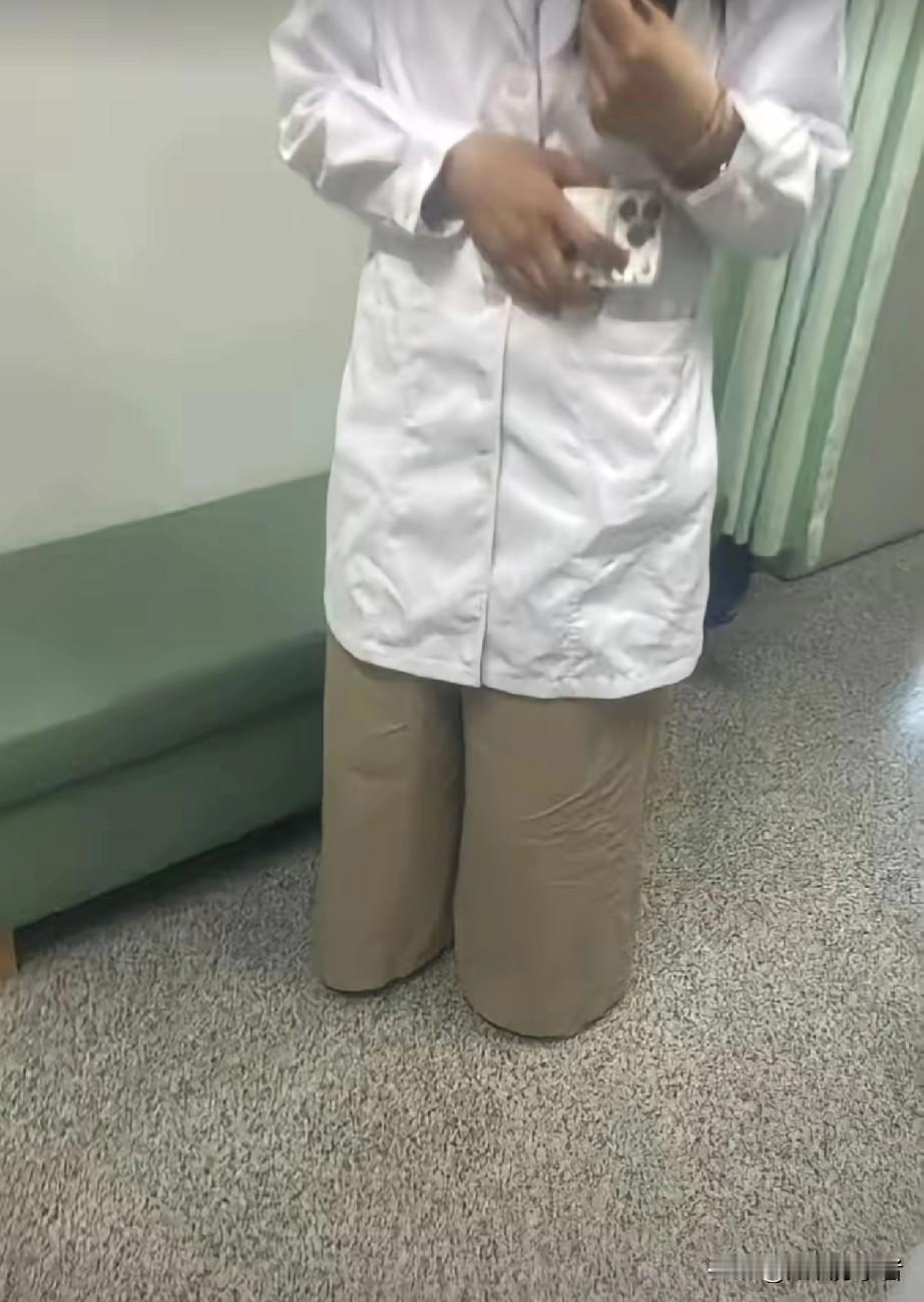 一开始没有仔细看
以为是跪下了
点开了，看了好久
才发现
真的不是跪着
是站着