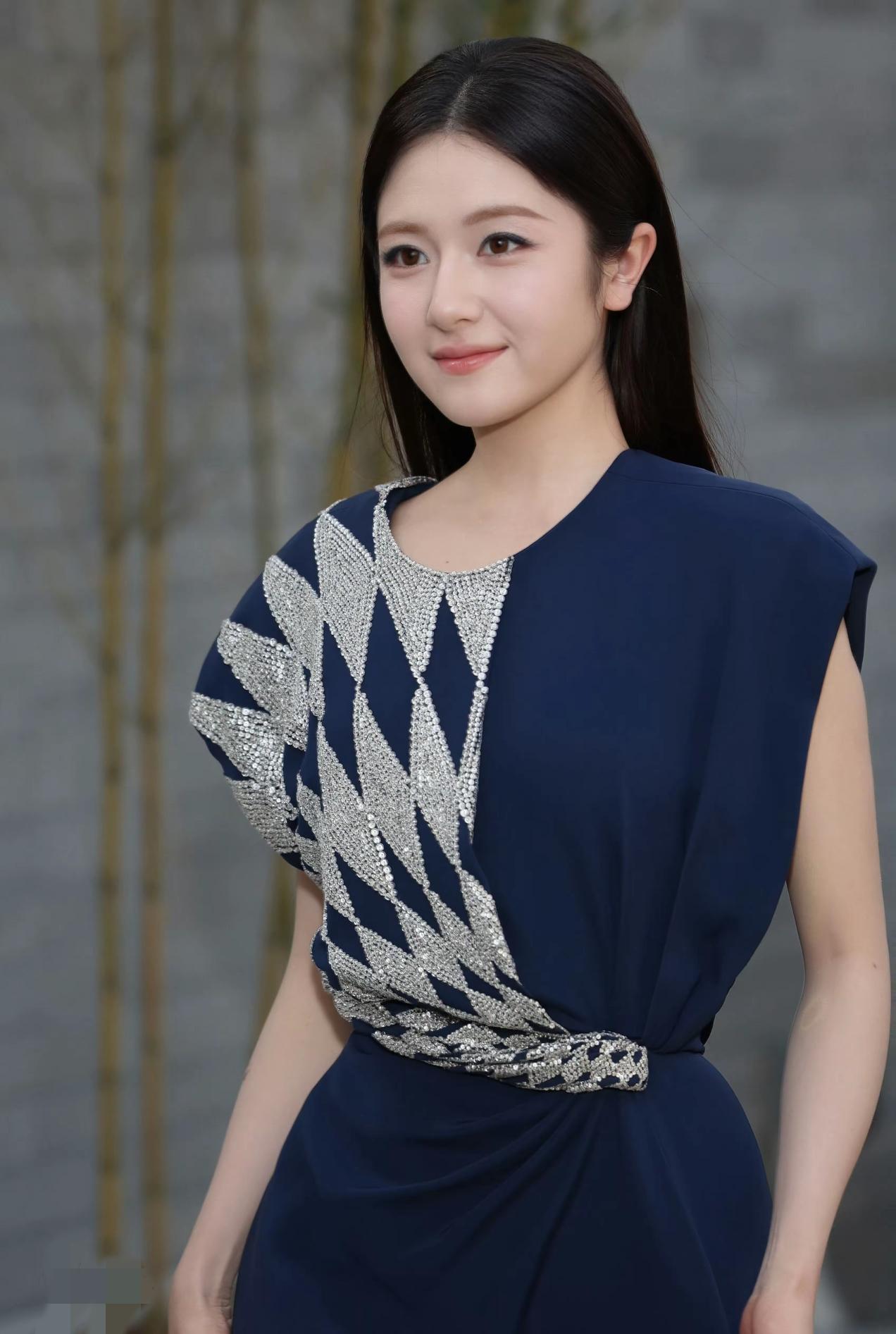 穿搭风格系列》街拍系列》非常时尚的穿搭，一半海水一半火焰🔥，回头率超高街拍女穿