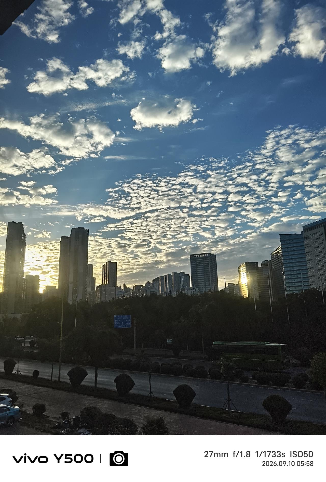 可以分享一张你拍的天空美照吗天空之美，以阳光、风和云朵的无限变幻多姿多彩为精要。