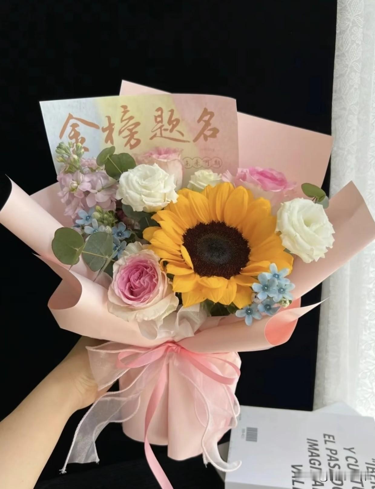 今天是高考的最后一天，去年这个时候我侄子在考场里考试，今年他再一次坐在了高考的考