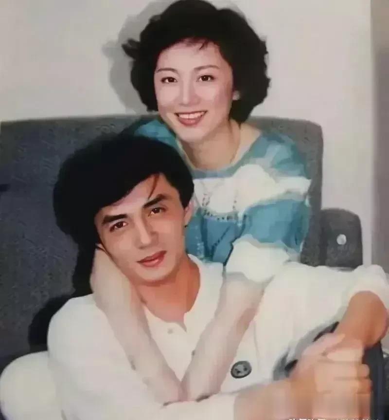 80年代，一对俊男美女的绝色照片让人惊艳，这才是真正让人羡慕的一对。

这个年轻