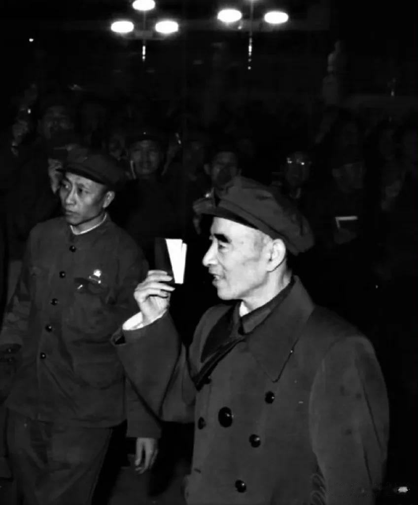 1967年，林彪和他的警卫秘书李文普（左一）