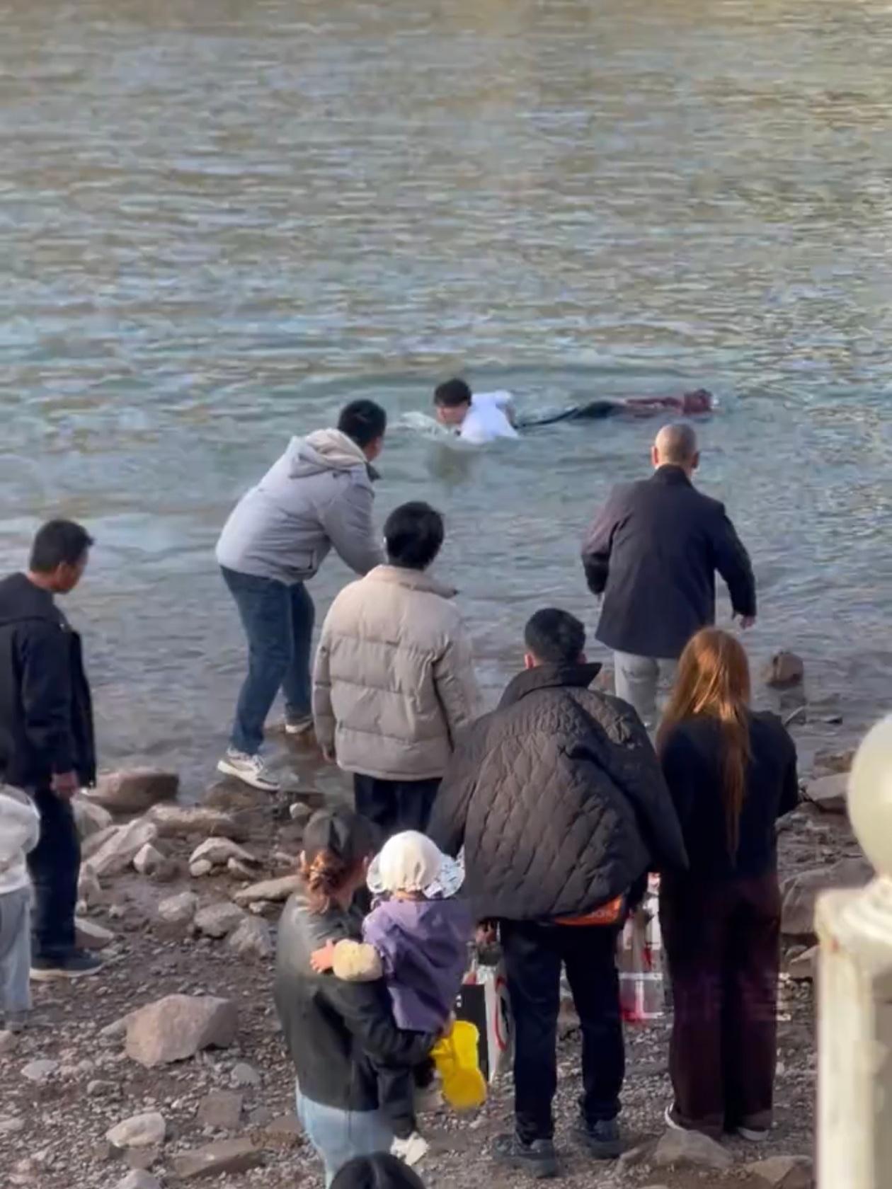 “见义勇为，要有脑子。”甘肃兰州，一女子落入黄河，兰州大学学生谈磊没有直接跳下去