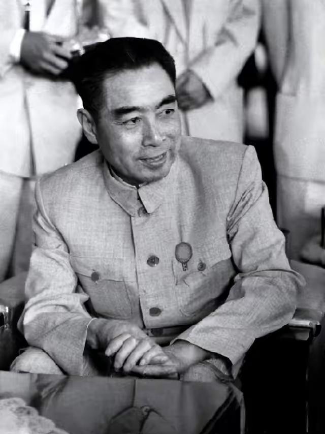 有一次，周总理到昆明视察，随从人员说，交际处的小卖部开了，进去看看吧。周总理十分