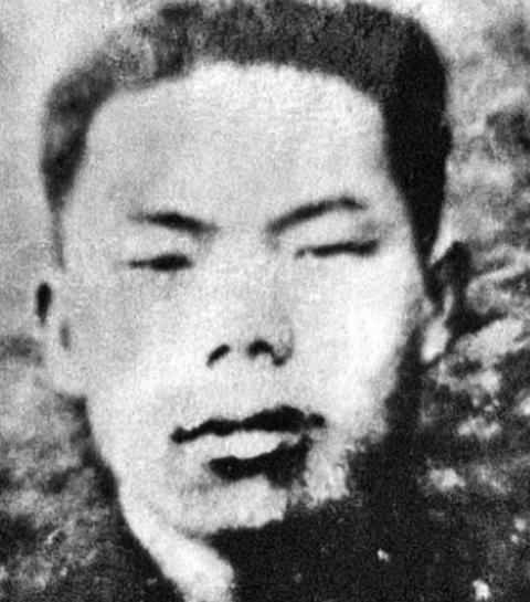 1952年，志愿军正在睡梦中，一战士因燥热睡不着出去巡逻。无意间听到黑夜中传来叮