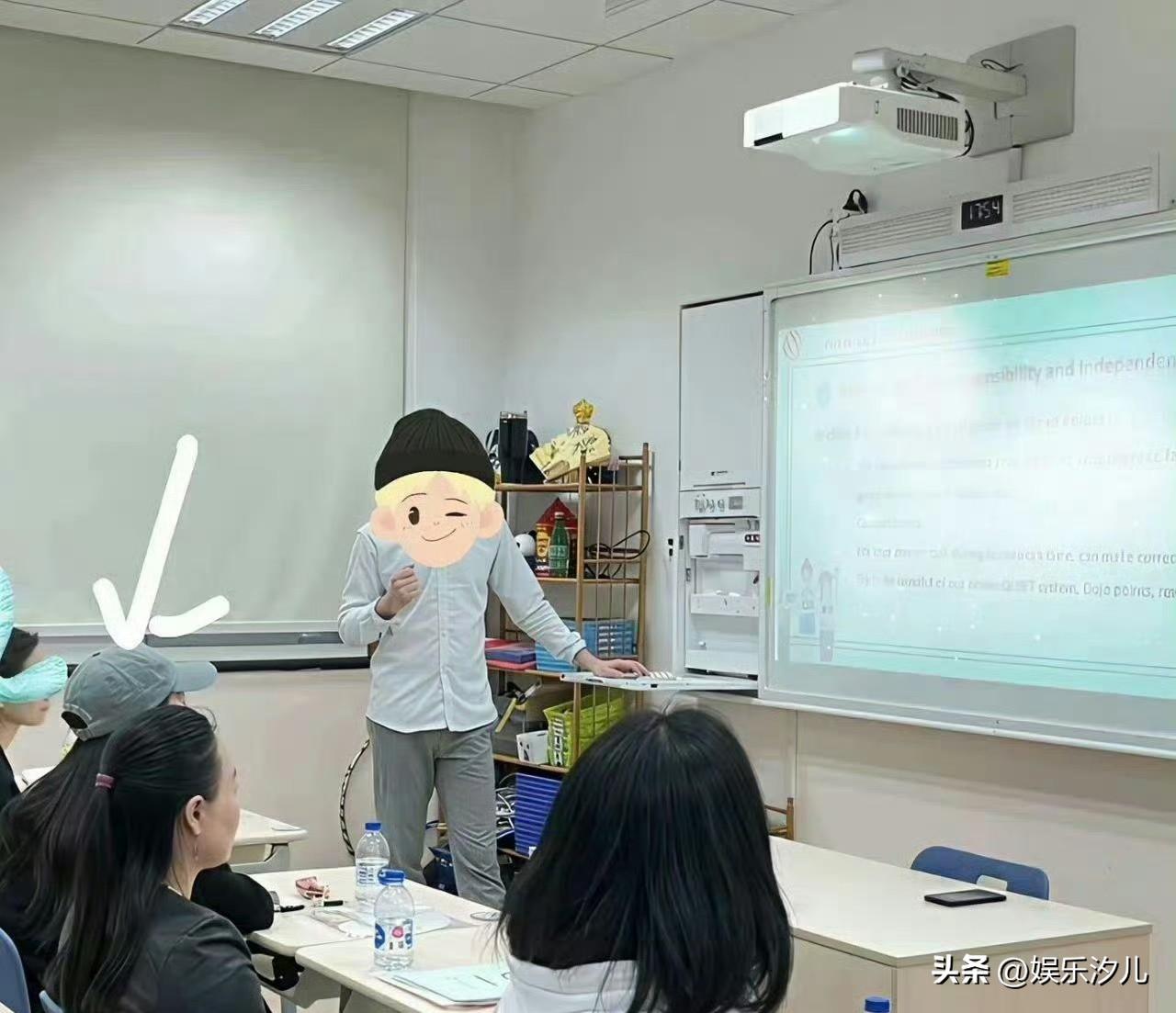 杨颖现身小海绵家长会，听讲尽显温柔母爱！


杨颖低调现身上海某国际学校，为9岁