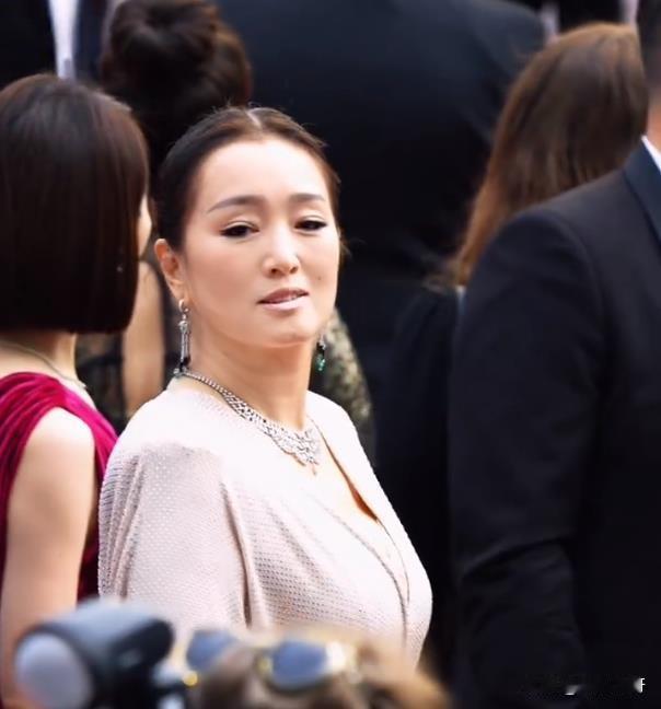 巩皇就是不一样啊，走戛纳红毯就跟回自己家似的，淡定自若，气场全开，完全看不出来像