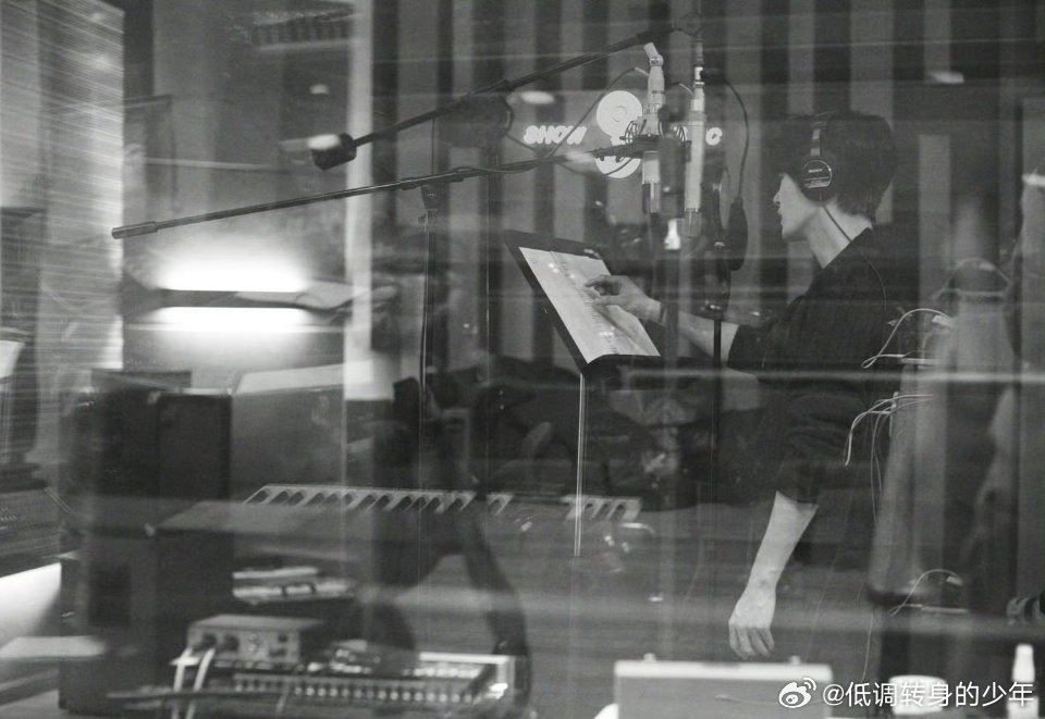 檀健次 你们当没看到檀健次ins更新，歌词本上有小屋和小刺猬ComingSoon