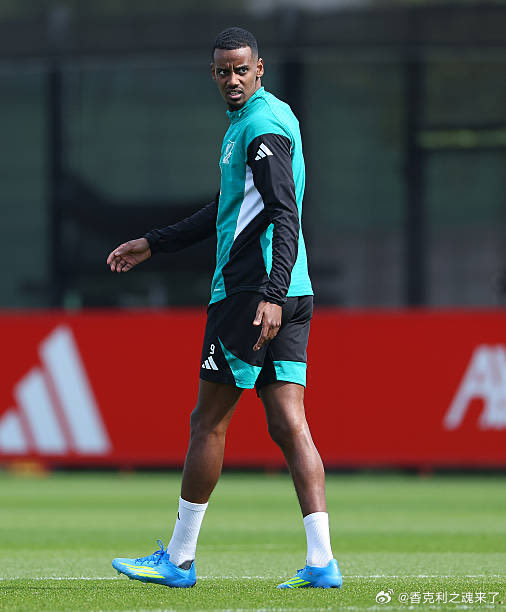 加盟利物浦的时候，伊萨克特意理发这时候战大巴黎，伊萨克特意剃了胡子 利物浦