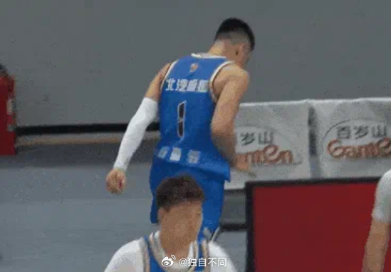 CBA半决赛京沪大战第三场，两个镜头给人留下深刻印象——末节五犯离场的陈盈骏，下