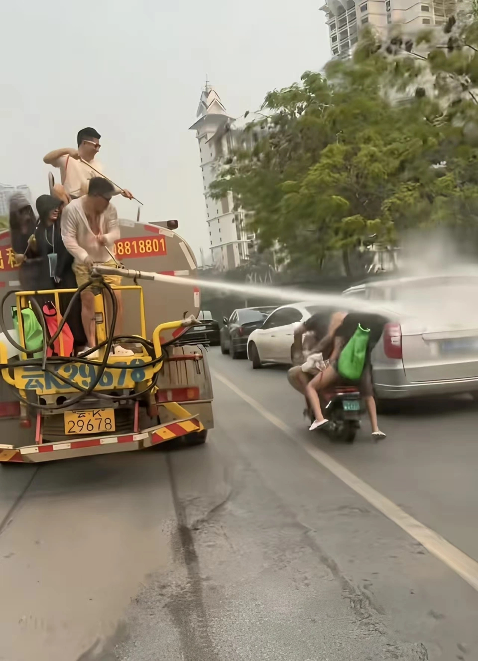【洒水车出租公司宣传用水枪喷射路人，西双版纳文旅局：高压水枪在泼水节不被允许】文