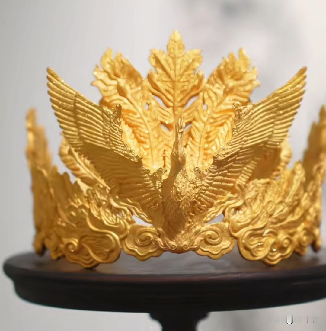 有些家长出门在外，能不能管好自家小孩？最近个有网红将自己的黄金凤冠(4斤)进行免